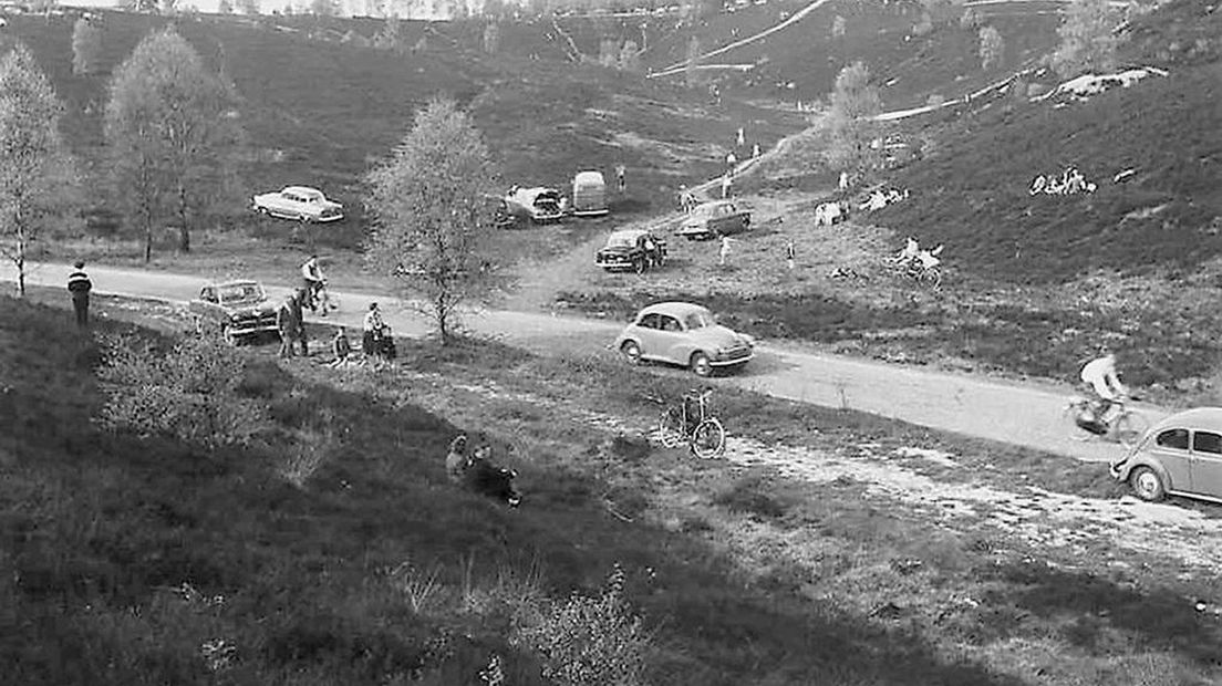 Auto's op de hei in de jaren 60.