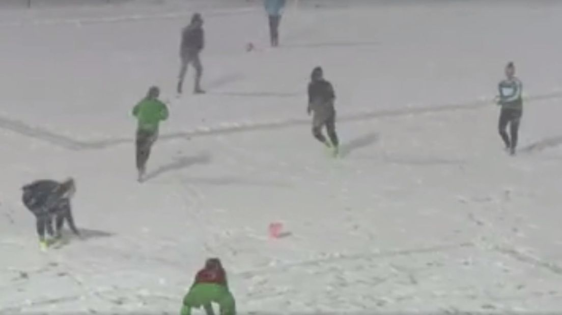 Sneeuwballengevecht tussen voetbalvrouwen