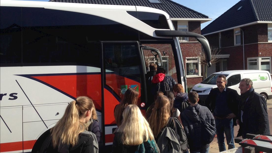 Leerlingen Pius X Rijssen gaan onderweg naar hun helikoptervlucht