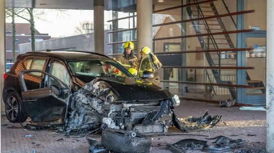 Grote schade bij auto-ongeluk Alblasserdam | Explosie in Berkel en Rodenrijs.