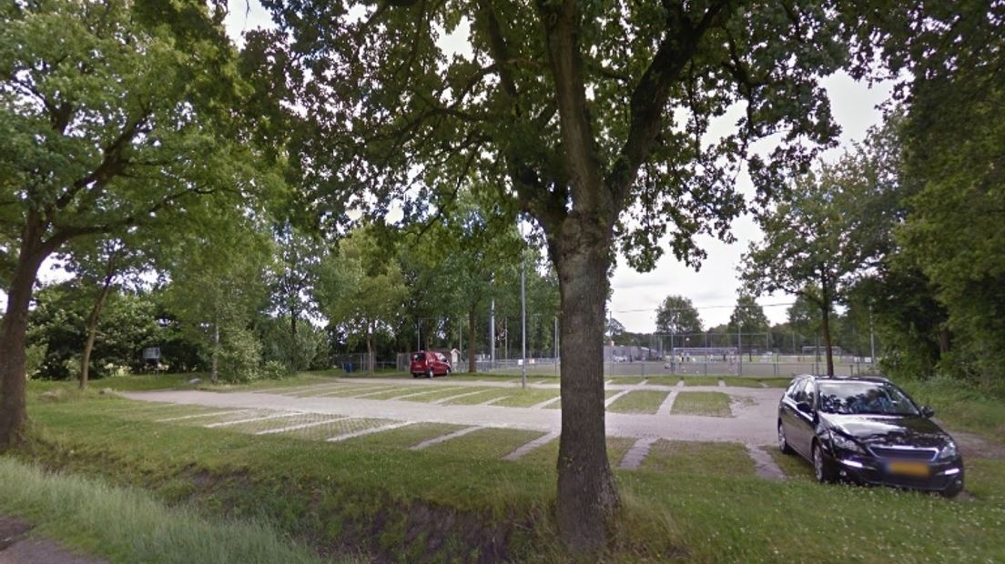 Voetbalclub LEO heeft 70 parkeerplaatsen voor zo'n 800 leden (Rechten: Google Streetview)