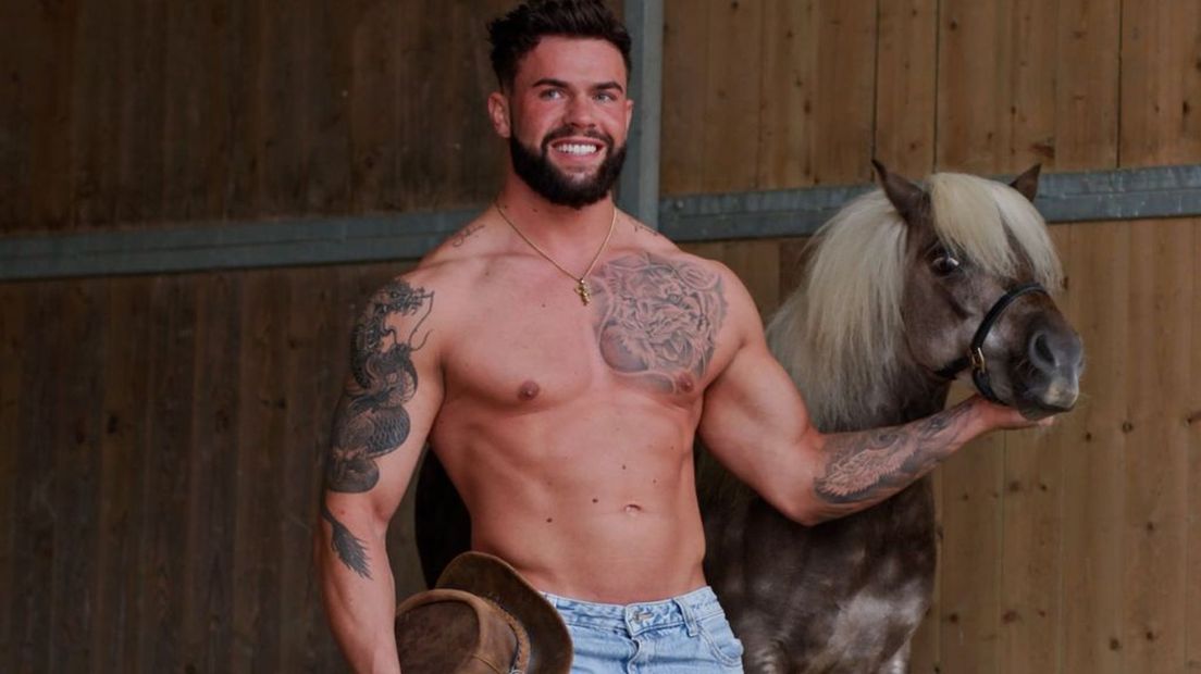 De Arnhemse hunk Ramon Turba en zijn paard.