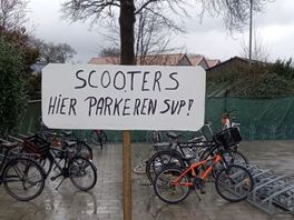 Voetbalhumor in De Krim: 'Scooters hier parkeren!'