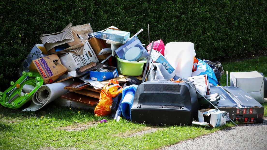 Een grote berg gedumpt afval op straat