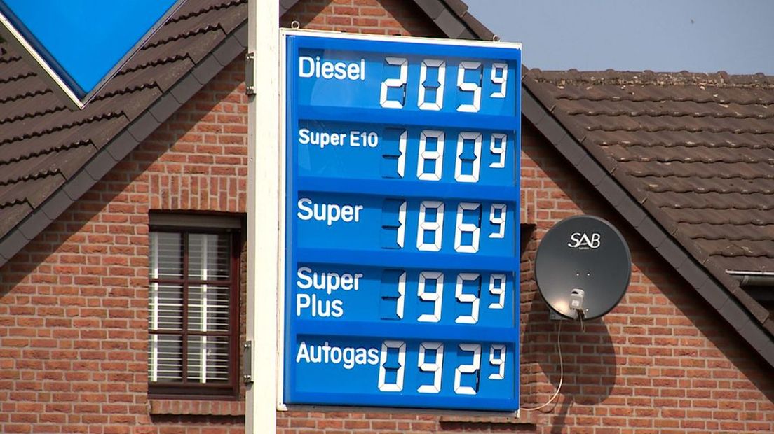 Brandstofprijzen bij een Duitse pomp op woensdag. Diesel kost inmiddels net zoveel als in Nederland.