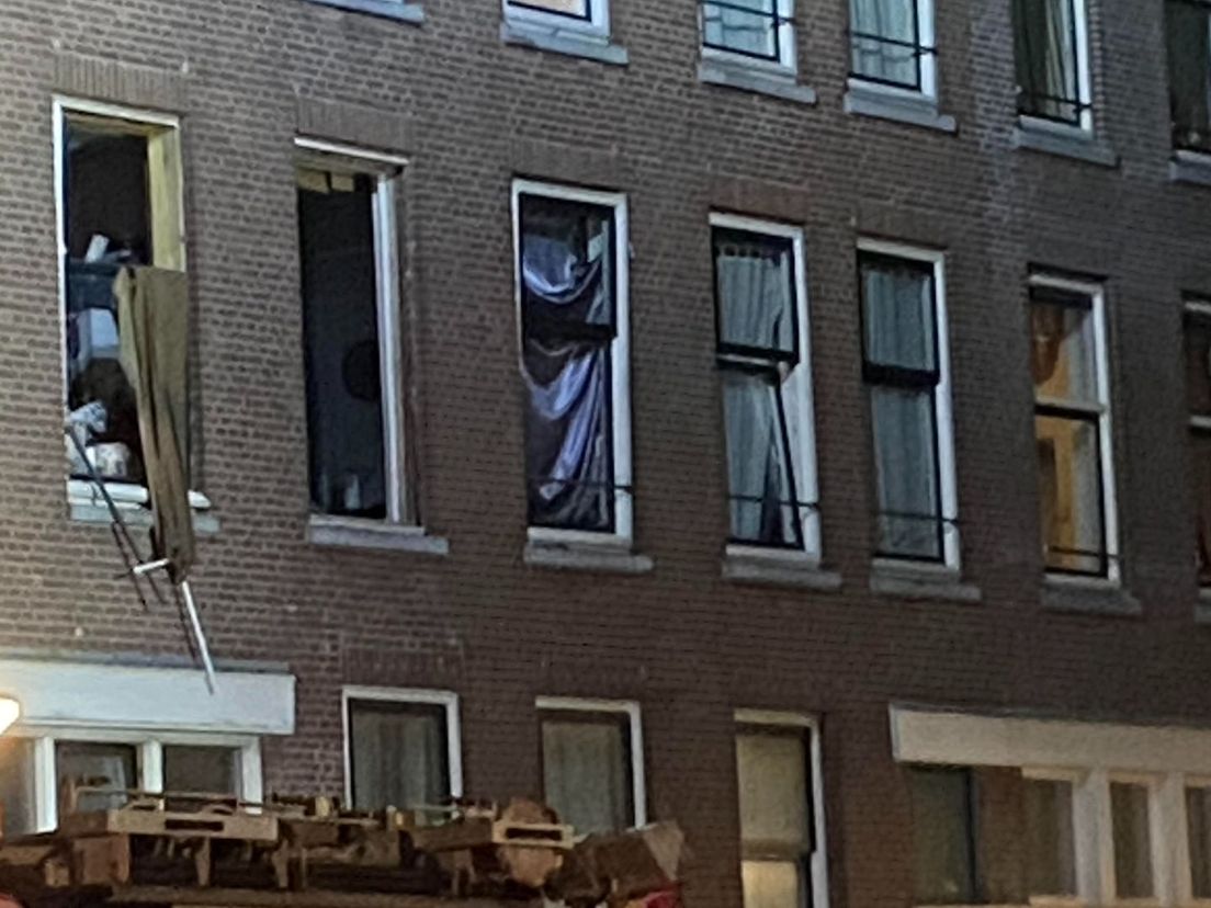 De ramen en binnenmuren van een woning in Rotterdam-west zijn weggeblazen na een explosie