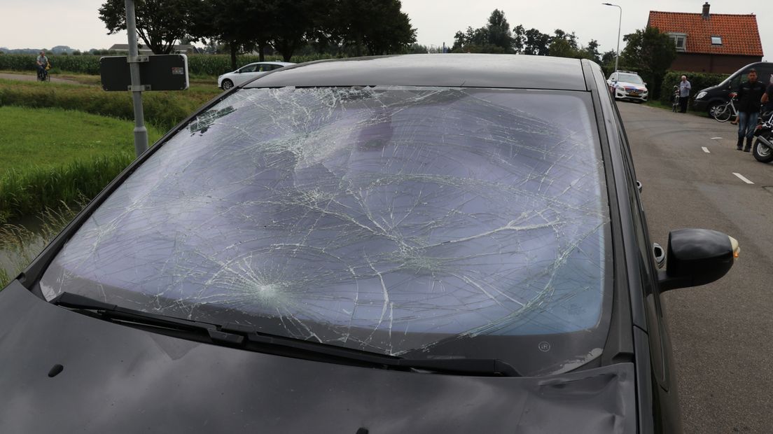 De voorruit van de auto.