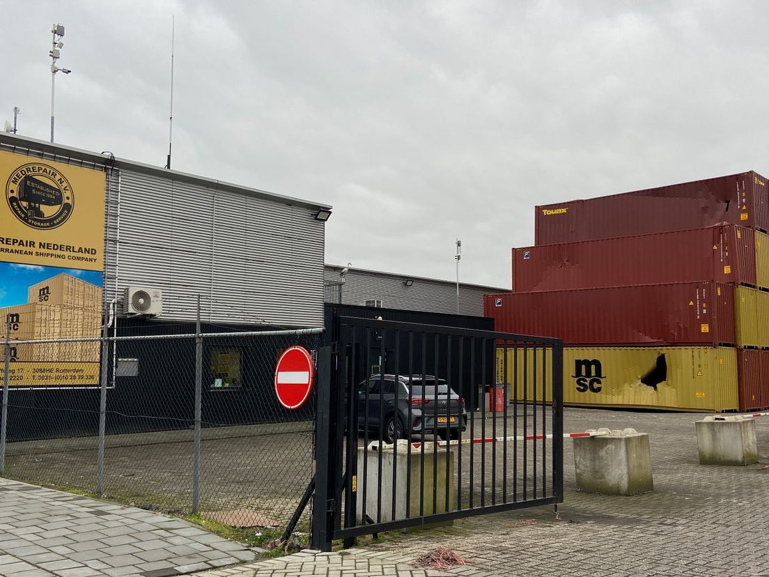 Medrepair Nederland, een dag na de arrestaties. Rechts een opengebroken container van MSC