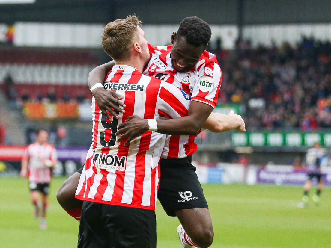 Joshua Kitolano vliegt matchwinner Tobias Lauritsen in de armen na de 2-1 van Sparta tegen Go Ahead Eagles.
