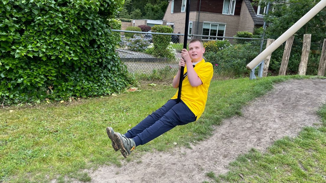 De 13-jarige Thijs maakt een ritje met de kabelbaan