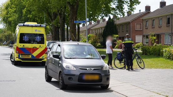 Fietser gewond na aanrijding met auto in Roden. Fietser gewond na aanrijding met auto in Roden.