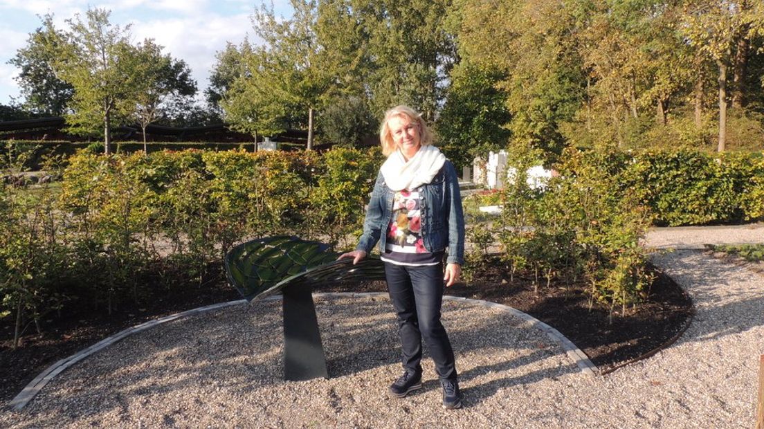 Nicoline Zemering bij het kunstwerk van Hadas Lieber op het nieuw aangelegde kinderhofje op begraafplaats Rhijnhof.