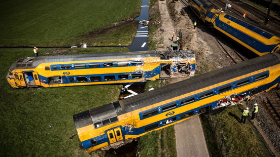 Twee treinstellen van ongeluk in Voorschoten via spoor afgevoerd.