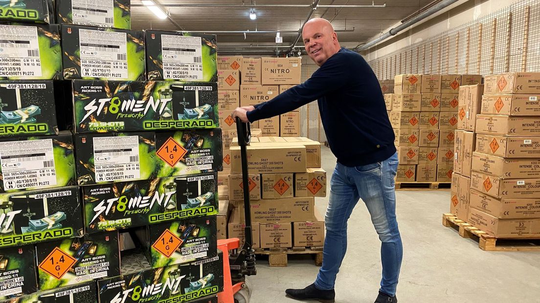 Gert Breeschoten in zijn vuurwerkopslag in Veenendaal.