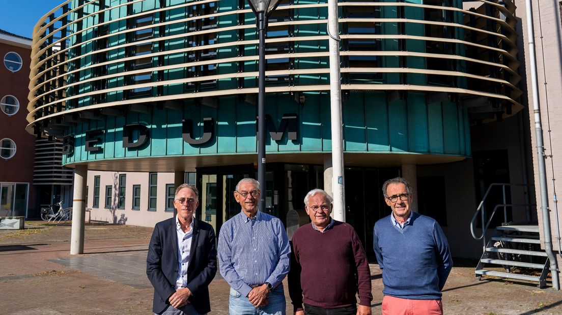Initiatiefnemers Rinze Kramer, Joost Boskamp en Klaes Hoekstra (Beemstee) en Peter Barthel (Kultuurhoezen) voor het gemeentehuis.