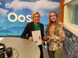 Sterrin Smalbrugge krijgt Vrouw in de Media Award uitgereikt: "Zoveel waardering voor je werk, fantastisch!"