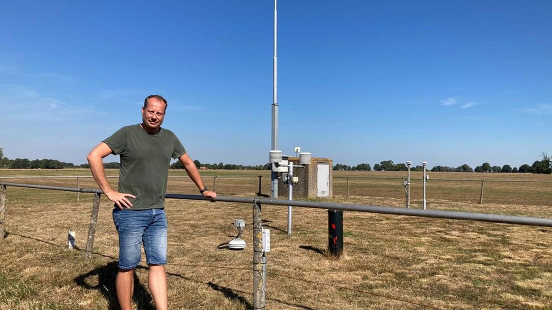Meteoroloog Alfred Snoek van Weerplaza bij het weerstation in Hupsel.