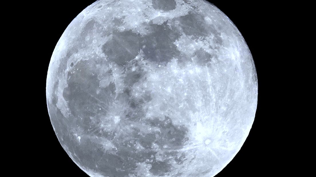 Een volle heldere maan in Goes om 20.30 uur.