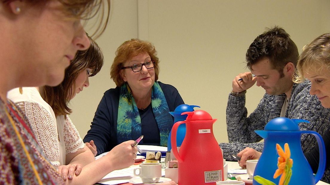 Barbara Burkhardt geeft horecapersoneel Duitse les