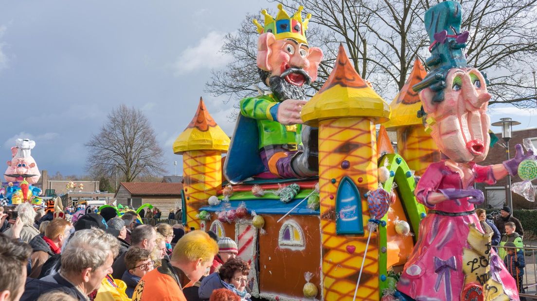 Praalwagens in de Rosenmontagoptocht van Stiekelstad (Barger-Compascuum) (Rechten: RTV Drenthe / Kim Stellingwerf)