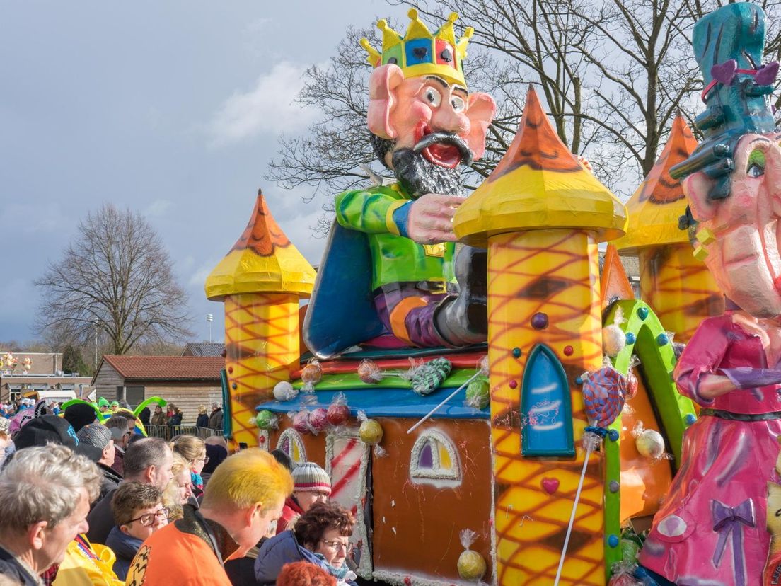 Praalwagens in de Rosenmontagoptocht van Stiekelstad (Barger-Compascuum) (Rechten: RTV Drenthe / Kim Stellingwerf)