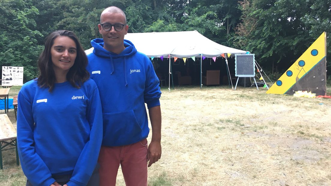 Vrijwilligers Dewi Koekoek en Jonas de Koning doen het werk al jaren om de kinderen een mooie vakantie te bezorgen
