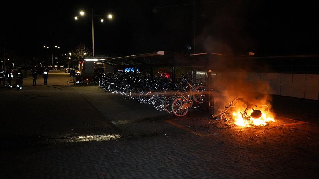 De brand woedde bij een fietsenstalling