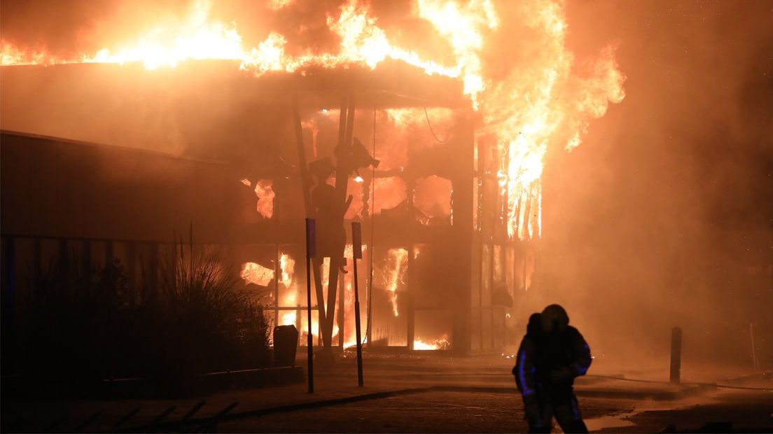 Grote brand in zwembad De Boetzelaer.