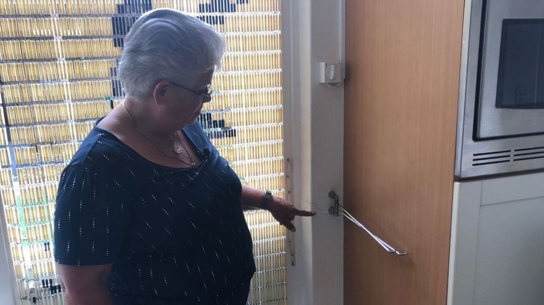 Er zitten meerdere scheuren in de huizen.