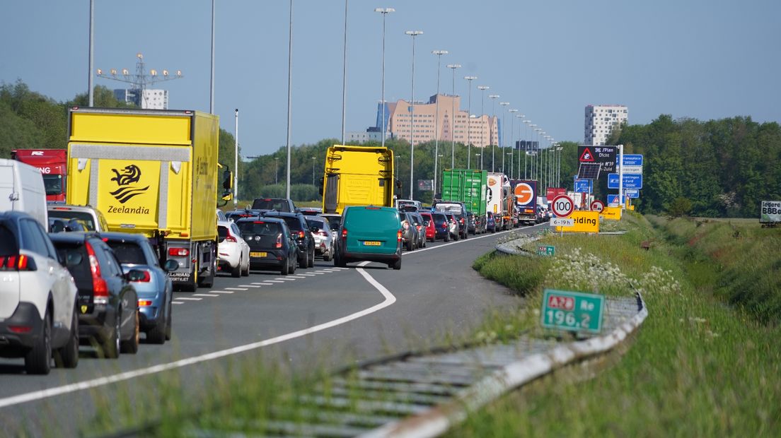 Een lange file op de A28 tussen Haren en Groningen na het ongeluk met de gekantelde vrachtwagen