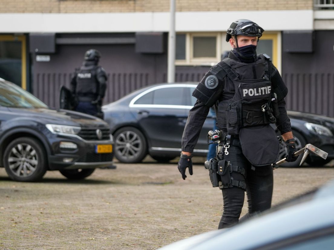 De politie in actie, woensdag in de Mizarstraat in Spijkenisse