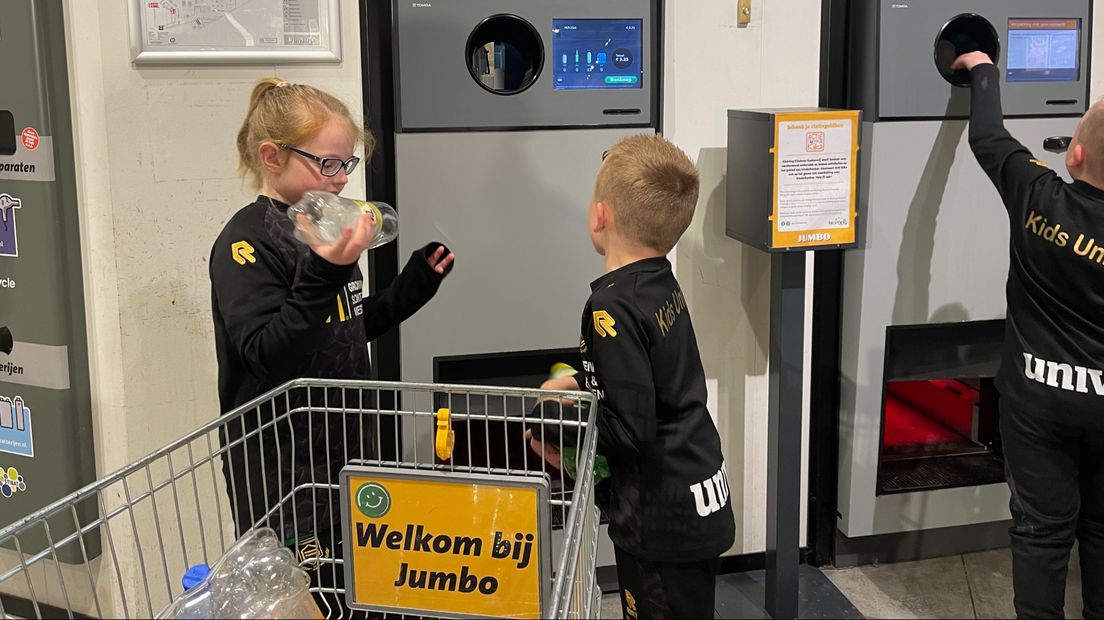 Livvy, Bjorn en Mats bij de legeflessenautomaten