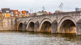 Sint Servaasbrug in hoogstand om gestegen waterpeil