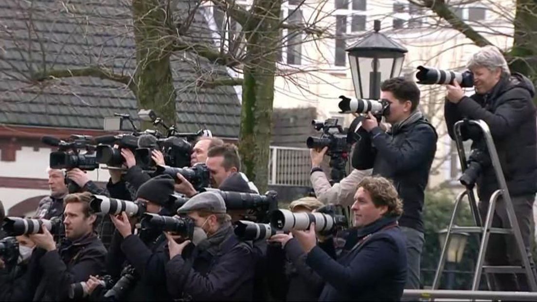 Werry Crone (helemaal rechts) op de trap foto's aan het maken.