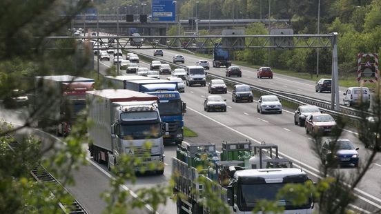 Forse vertraging door Pinksterweekend en ongelukken. Forse vertraging door Pinksterweekend en ongelukken.