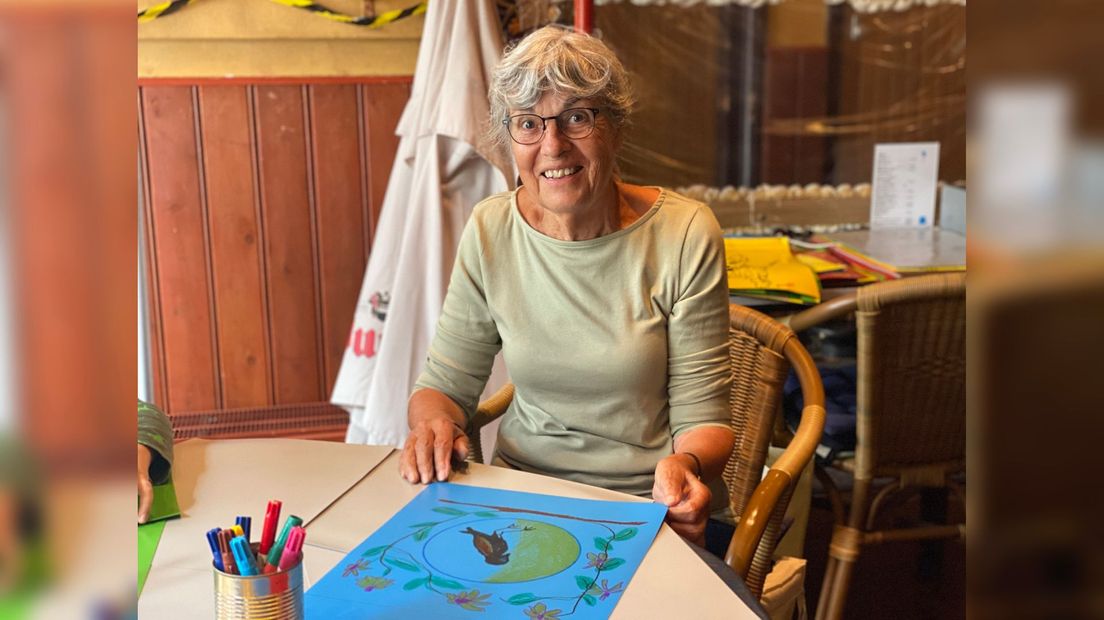 Anita de Roos versiert een van de vlaggen die in Terneuzen komt te hangen