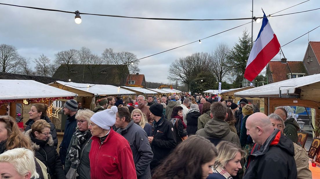Drukte op de kerstmarkt in Wijster