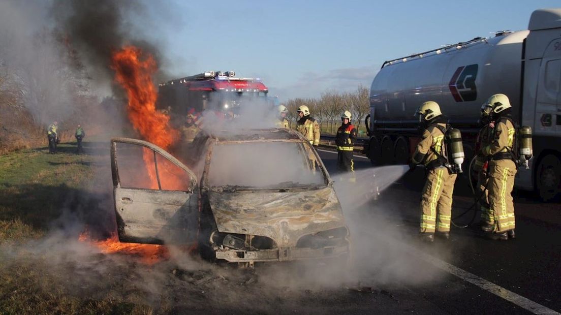 Brandweer blust autobrand