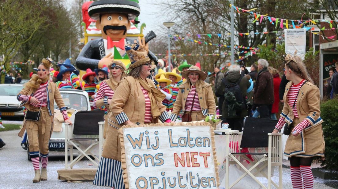 Deelnemers aan de carnavalsoptocht in Kronkeldörp 'laten zich niet opjutten' in februari vorig jaar