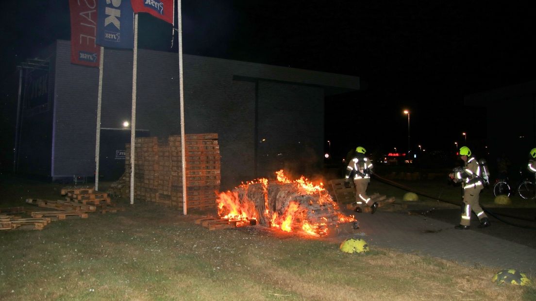Pallet vol karton staat in brand op de Mortiereboulevard in Middelburg