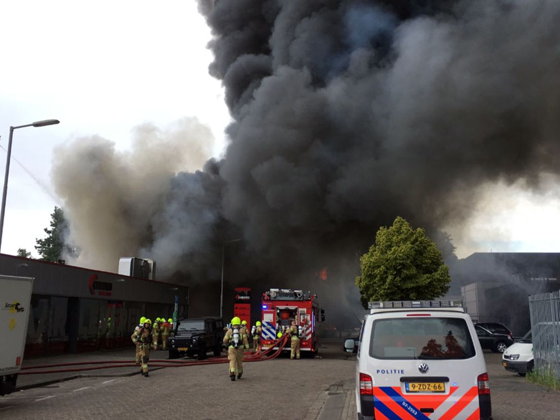 De brandweer is urenlang bezig geweest de brand te blussen.