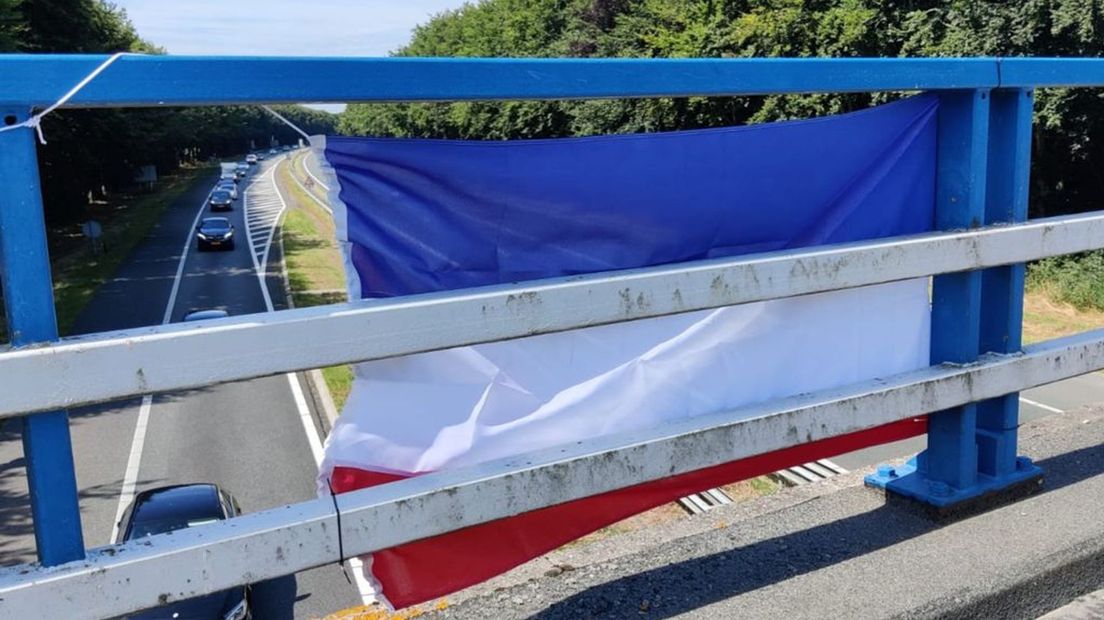 Protestvlag boven een viaduct over de A18 bij Varsseveld