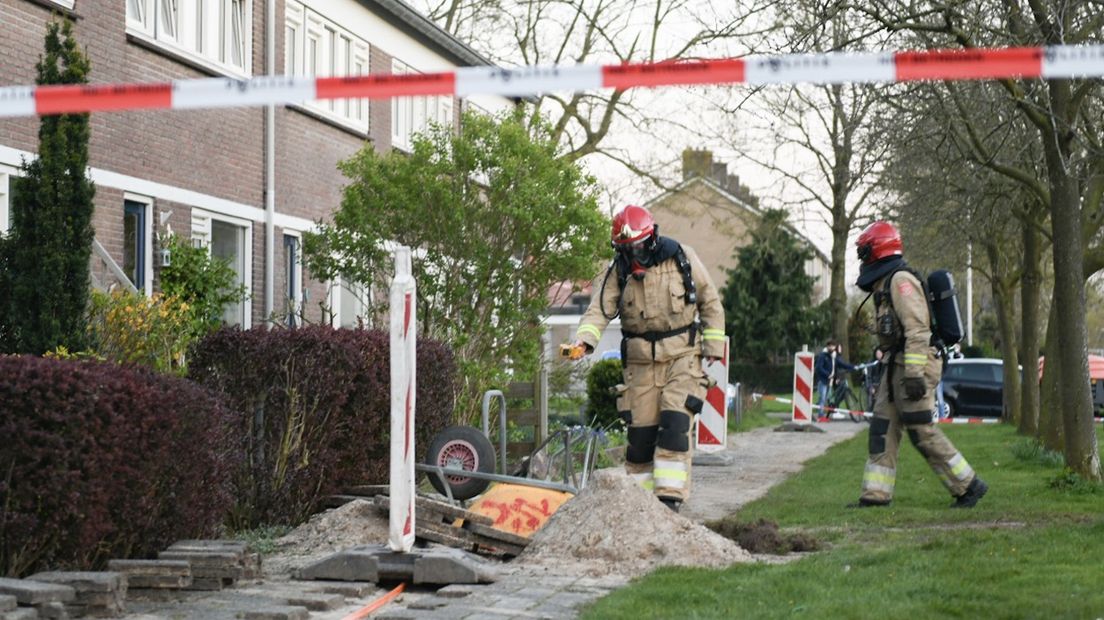 Brandweerlieden verrichten metingen om te kijken of er sprake is van een gaslek.