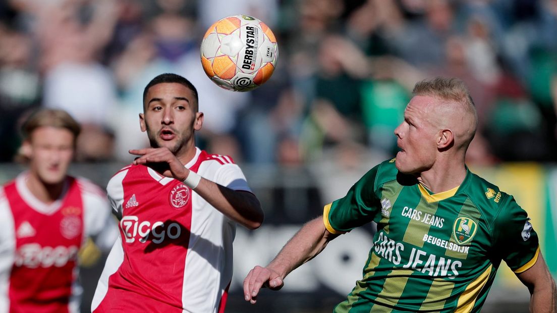 Hakim Ziyech van Ajax in duel met Tom Beugelsdijk van ADO Den Haag