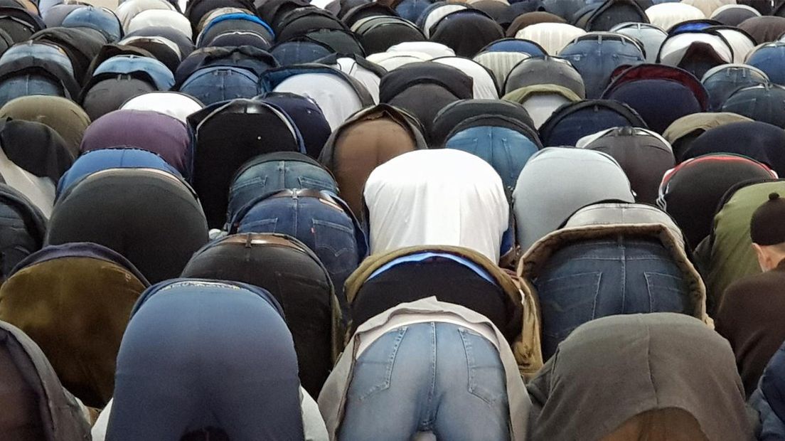 Een gebed in een moskee | Archief
