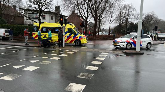 112 Nieuws: Fietsster naar ziekenhuis na botsing met taxibusje in Raalte. 112 Nieuws: Fietsster naar ziekenhuis na botsing met taxibusje in Raalte.