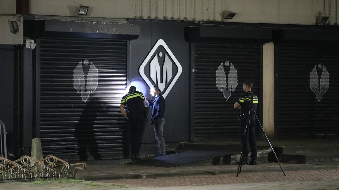 De politie doet onderzoek bij Club Magnum.