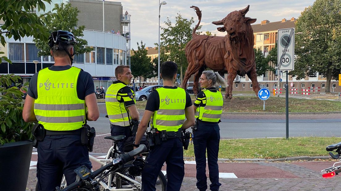 Politieagenten hielden de boel in de gaten.
