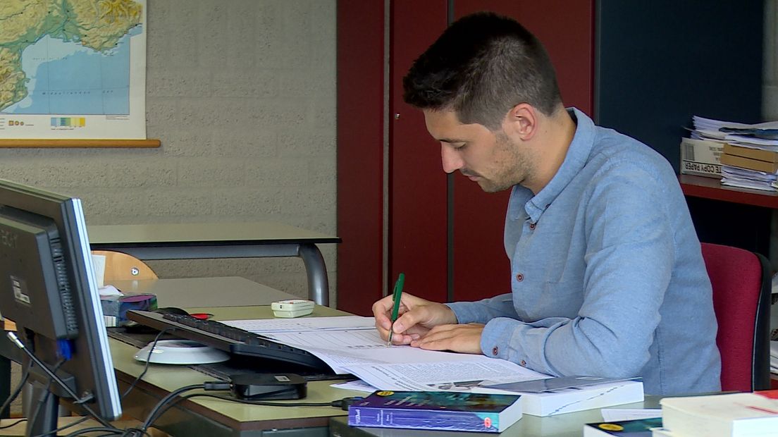 Leraar Chris Dreves is maar wat druk met het nakijken van de eindexamens Frans