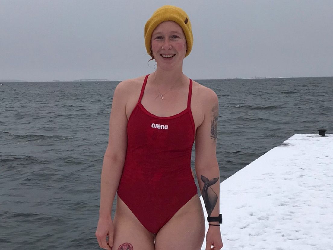 Britt en Inge doen mee aan WK IJszwemmen: 'De kou blijft maar de pijn gaat weg'